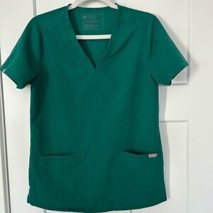 Figs double pocket top. Forest Green size small.